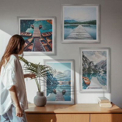 Tavelvägg ovanför soffa Sjö träpirer båtar