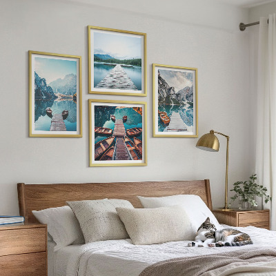Tavelvägg ovanför soffa Sjö träpirer båtar