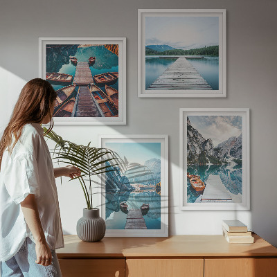 Tavelvägg ovanför soffa Sjö träpirer båtar