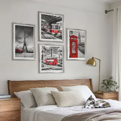 Tavelvägg ovanför soffa med ikoniska städer som London och Paris