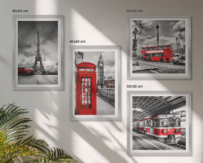 Tavelvägg ovanför soffa Ikoniska städer London Paris järnväg