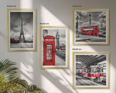 Tavelvägg ovanför soffa med ikoniska städer som London och Paris
