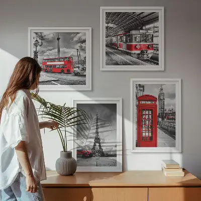 Tavelvägg ovanför soffa med ikoniska städer som London och Paris