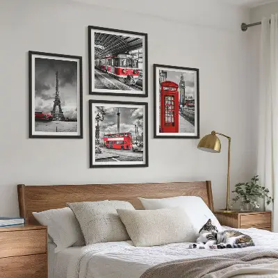 Tavelvägg ovanför soffa med ikoniska städer som London och Paris