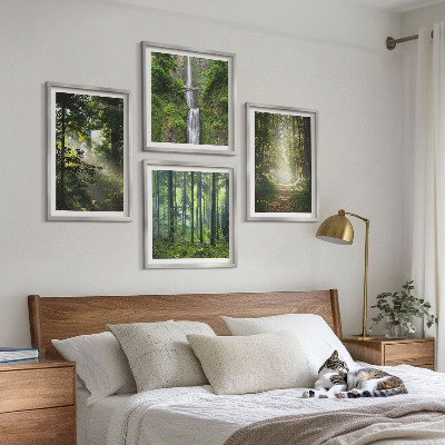 Tavelvägg ovanför soffa Gröna skogar ljusstrålar