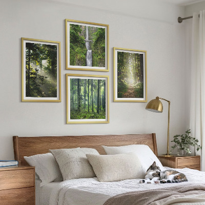 Tavelvägg ovanför soffa Gröna skogar ljusstrålar