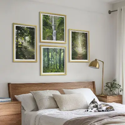 Gröna skogar ljusstrålar tavelvägg ovanför soffan