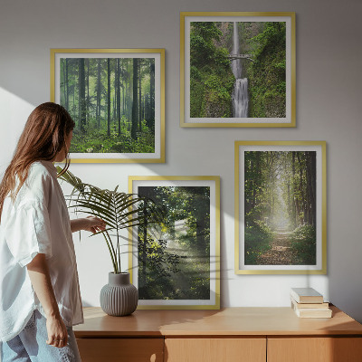 Tavelvägg ovanför soffa Gröna skogar ljusstrålar