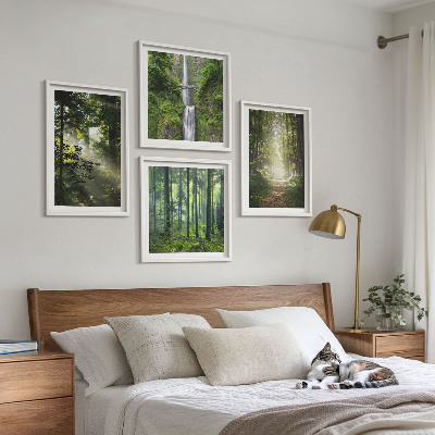 Tavelvägg ovanför soffa Gröna skogar ljusstrålar