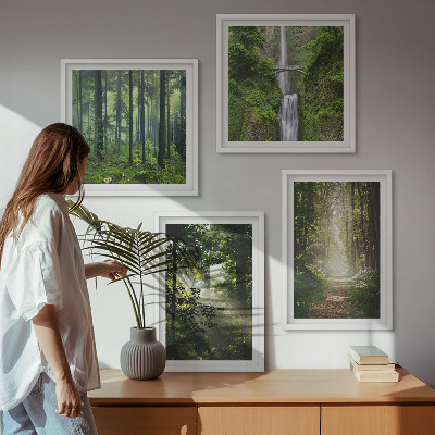 Tavelvägg ovanför soffa Gröna skogar ljusstrålar
