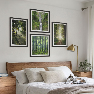 Tavelvägg ovanför soffa Gröna skogar ljusstrålar