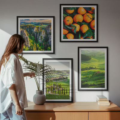 Tavelvägg ovanför soffa Italiensk landsbygd apelsiner natur
