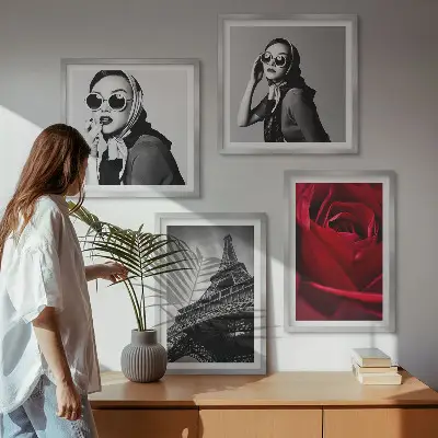 Poster Parisisk dam med Eiffelglasögon för tavelvägg ovanför soffa