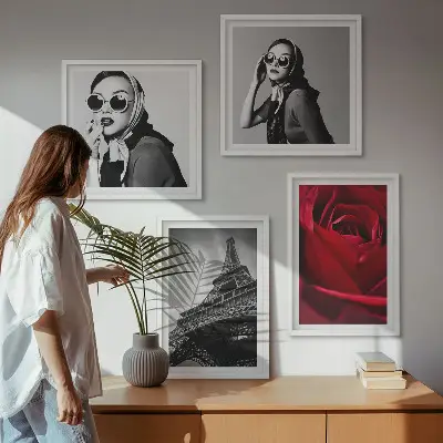 Poster Parisisk dam med Eiffelglasögon för tavelvägg ovanför soffa