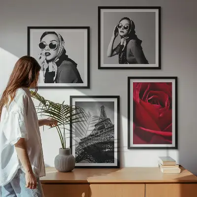 Poster Parisisk dam med Eiffelglasögon för tavelvägg ovanför soffa