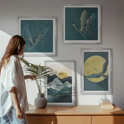 Tavelvägg med 4 tavlor med motiv av tranor, måne och berg