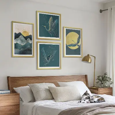 Tavelvägg med 4 tavlor med motiv av tranor, måne och berg