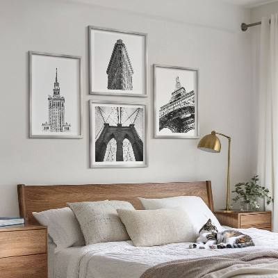 Tavelvägg ovanför soffa Arkitektur svartvit minimalism