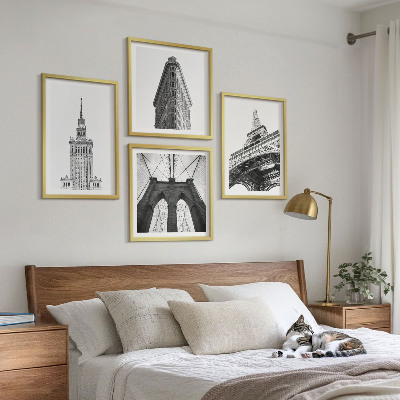 Tavelvägg ovanför soffa Arkitektur svartvit minimalism