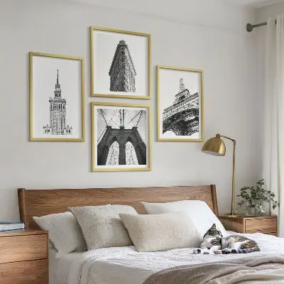 Tavelvägg med arkitekturmotiv svartvitt minimalismtema