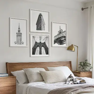 Tavelvägg med arkitekturmotiv svartvitt minimalismtema