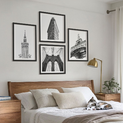 Tavelvägg ovanför soffa Arkitektur svartvit minimalism