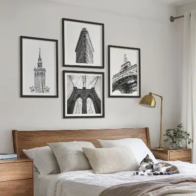 Tavelvägg med arkitekturmotiv svartvitt minimalismtema