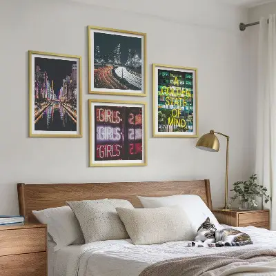 Tavelvägg med 4 tavlor med motiv av neonskyltar i staden på natten