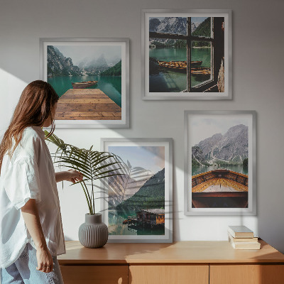 Tavelvägg ovanför soffa Bergslandskap stugbåtar