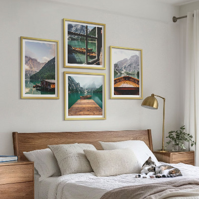 Tavelvägg ovanför soffa Bergslandskap stugbåtar