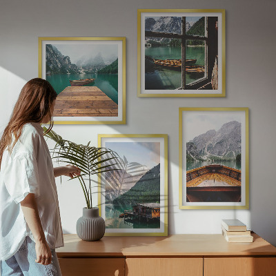 Tavelvägg ovanför soffa Bergslandskap stugbåtar