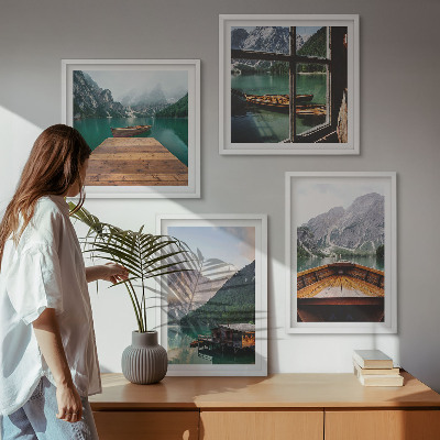 Tavelvägg ovanför soffa Bergslandskap stugbåtar