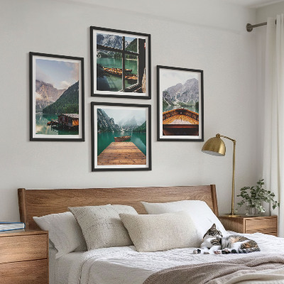 Tavelvägg ovanför soffa Bergslandskap stugbåtar
