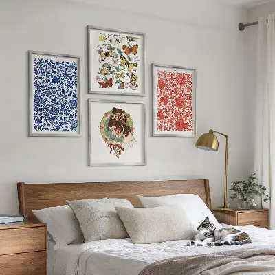 Tavelvägg med vintage blommor och fjärilar motiv med ornament ovanför soffa