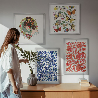 Tavelvägg ovanför soffa Vintage blommor fjärilar ornament