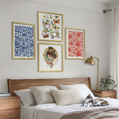 Tavelvägg ovanför soffa Vintage blommor fjärilar ornament