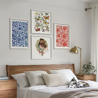 Tavelvägg med vintage blommor och fjärilar motiv med ornament ovanför soffa