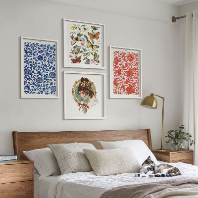Tavelvägg ovanför soffa Vintage blommor fjärilar ornament