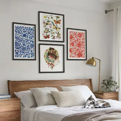 Tavelvägg med vintage blommor och fjärilar motiv med ornament ovanför soffa