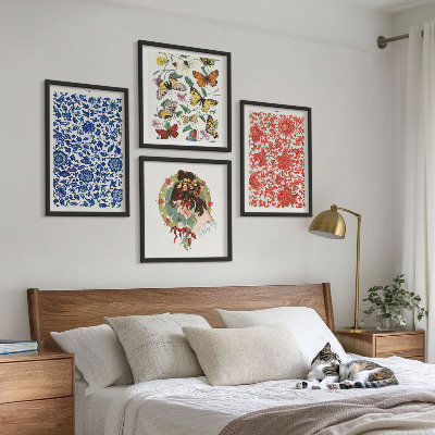 Tavelvägg ovanför soffa Vintage blommor fjärilar ornament