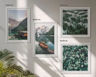 Tavelvägg Bergsjö båt motiv med dimma ovanför soffan