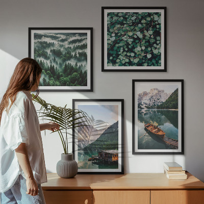 Tavelvägg ovanför soffa Bergsjö båt dimma