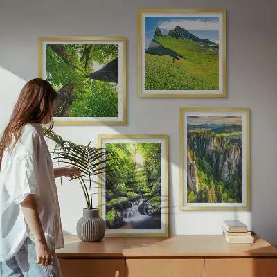 Tavelvägg med 4 tavlor med motiv av gröna berg, vattenfall och skog