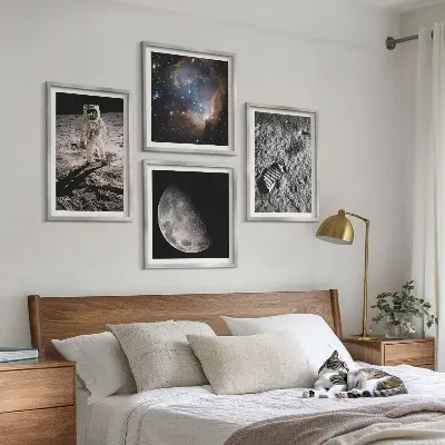 Astronaut på månen fotokonst tavelväggsmotiv ovanför soffa