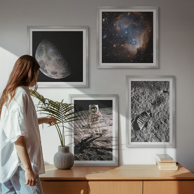 Tavelvägg ovanför soffa Astronaut Månspår foto