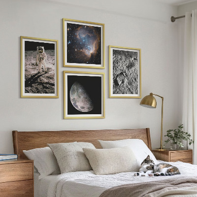 Tavelvägg ovanför soffa Astronaut Månspår foto