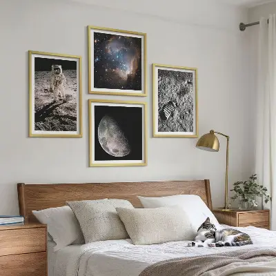 Astronaut på månen fotokonst tavelväggsmotiv ovanför soffa