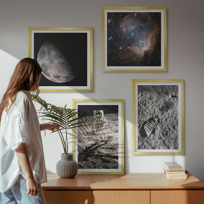 Tavelvägg ovanför soffa Astronaut Månspår foto