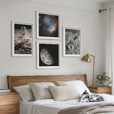 Tavelvägg ovanför soffa Astronaut Månspår foto