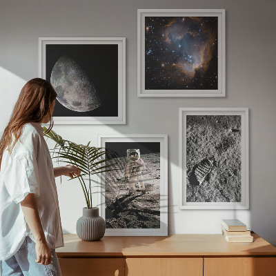 Tavelvägg ovanför soffa Astronaut Månspår foto